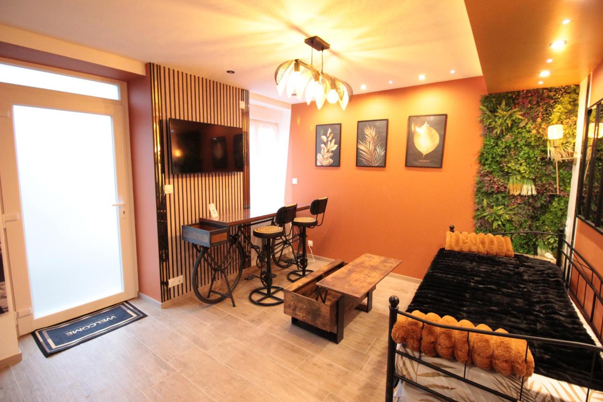 Luxury Studio, Rez De Chaussee, Parking Prive Video Surveillance, Canape Haute Qualite Convertible Couchage 2 Personnes, Centre Ville Proche, Restaurant, Boulangerie 2 Minutes A Pied, Terrasse - 800Metre Carre De Terrain - Gere Par Presta-Zen'Service 默兹河畔凡尔登 外观 照片