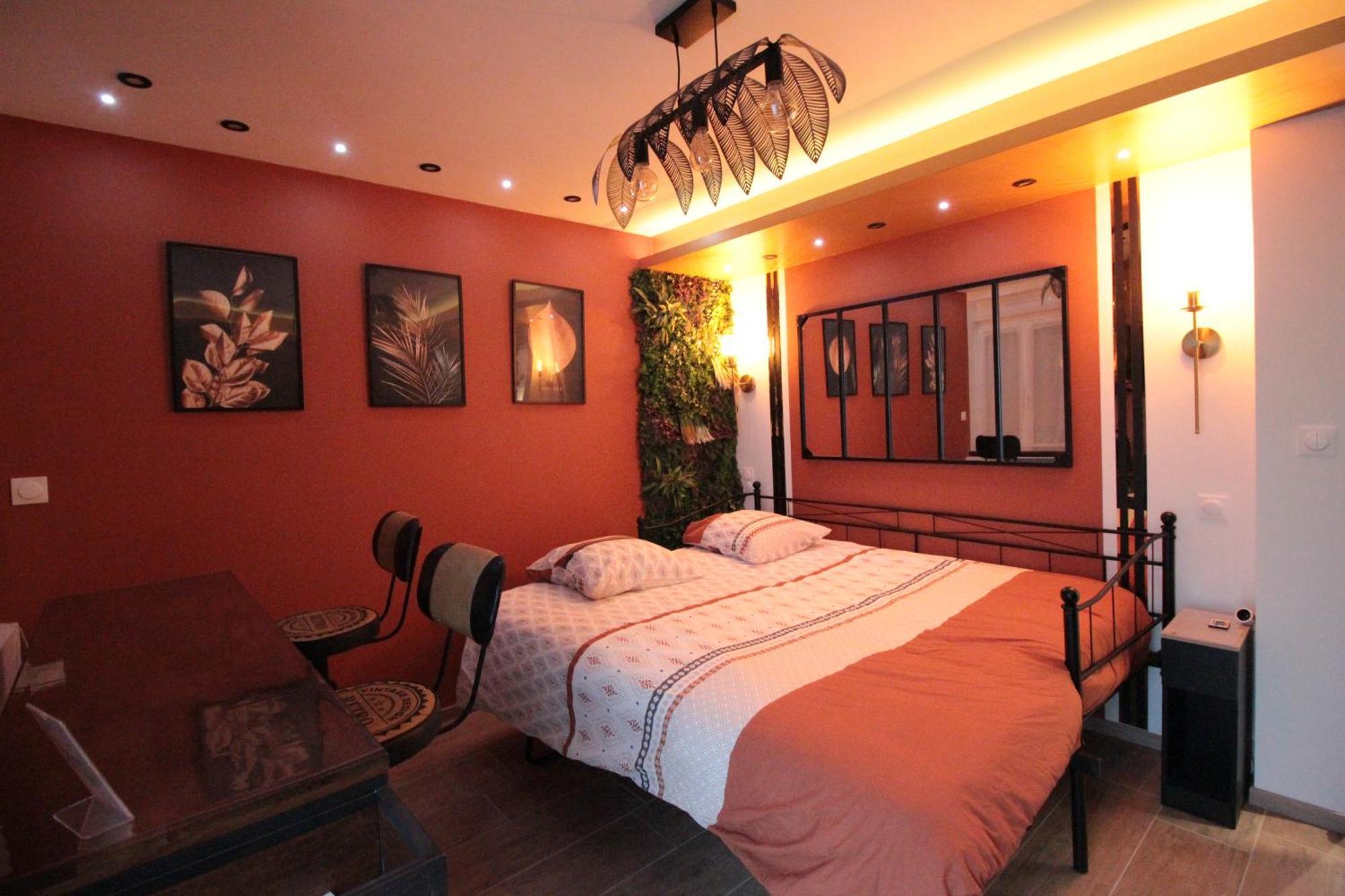 Luxury Studio, Rez De Chaussee, Parking Prive Video Surveillance, Canape Haute Qualite Convertible Couchage 2 Personnes, Centre Ville Proche, Restaurant, Boulangerie 2 Minutes A Pied, Terrasse - 800Metre Carre De Terrain - Gere Par Presta-Zen'Service 默兹河畔凡尔登 外观 照片