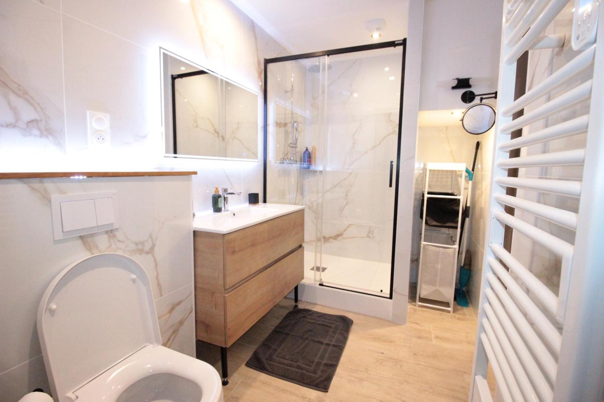 Luxury Studio, Rez De Chaussee, Parking Prive Video Surveillance, Canape Haute Qualite Convertible Couchage 2 Personnes, Centre Ville Proche, Restaurant, Boulangerie 2 Minutes A Pied, Terrasse - 800Metre Carre De Terrain - Gere Par Presta-Zen'Service 默兹河畔凡尔登 外观 照片